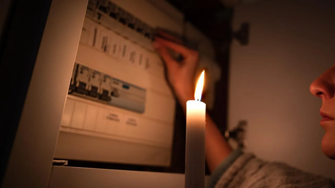 Electricista revisando un tablero eléctrico durante una emergencia domiciliaria